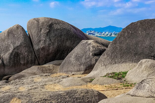 Photo des rochers énormes sur la rive de la mer de chine méridionale dans le parc mondial de chang'an, en chine.