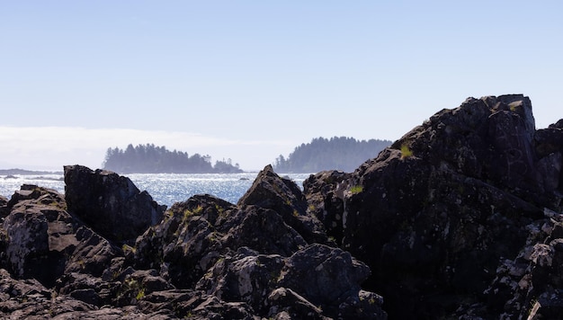 Des rochers escarpés sur un rivage rocheux sur la côte ouest de l'océan pacifique