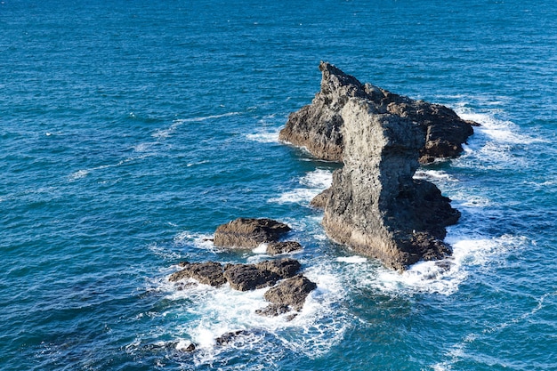 Les rochers et les falaises dans l'océan de la célèbre île de Belle Ile en Mer en France