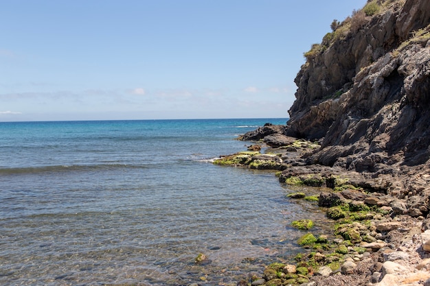 rochers et falaises d'une mer d'eaux transparentes sur la côte méditerranéenne espagnole