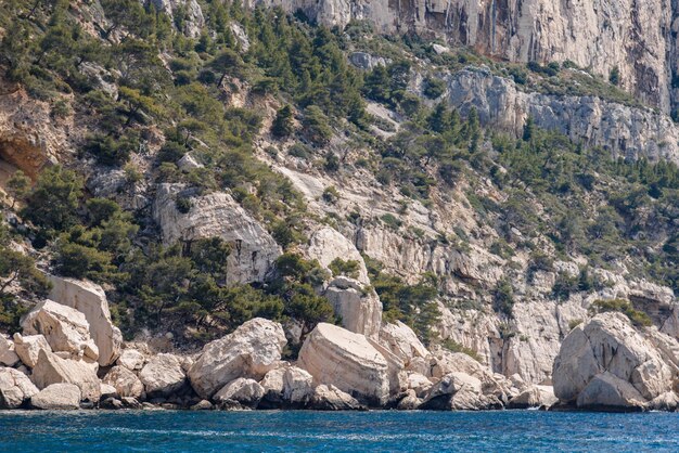 Photo des rochers géants sur la rive d'une haute île.