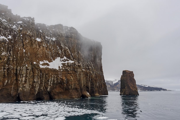 Rochers sur l'île de la déception, l'Antarctique