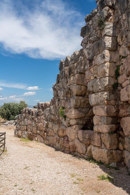 Photo des rochers massifs forment les murs de la forteresse et du palais de tirynthe en grèce