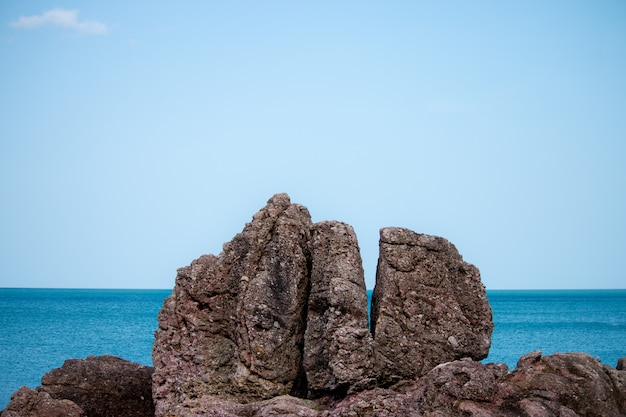 Rochers, mer et ciel bleu