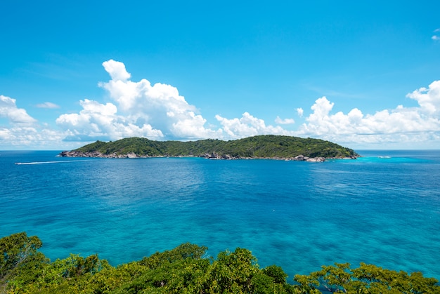 Rochers, mer et ciel bleu