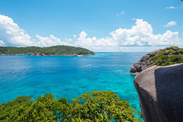 Rochers, mer et ciel bleu