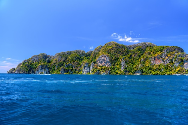 Les rochers et la mer Phi Phi Don la mer d'Andaman Krabi Thaïlande