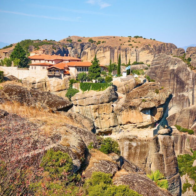 Les rochers et le monastère de la Sainte Trinité à Meteora, Grèce. paysage grec