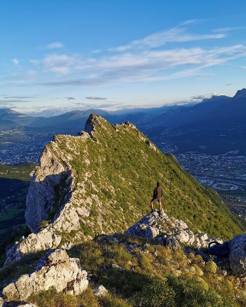 Photo des rochers sur la montagne contre le ciel