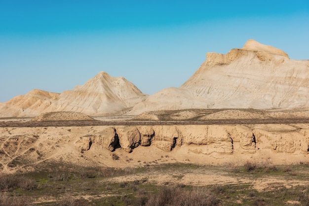 Rochers en pierre et collines verdoyantes dans une région montagneuse