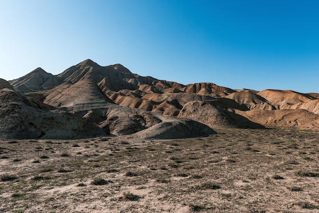 Rochers en pierre et collines verdoyantes dans une région montagneuse