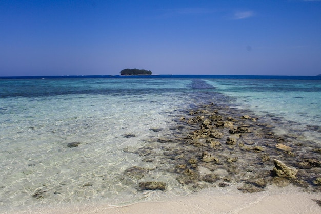 rochers sur la plage avec un ciel bleu