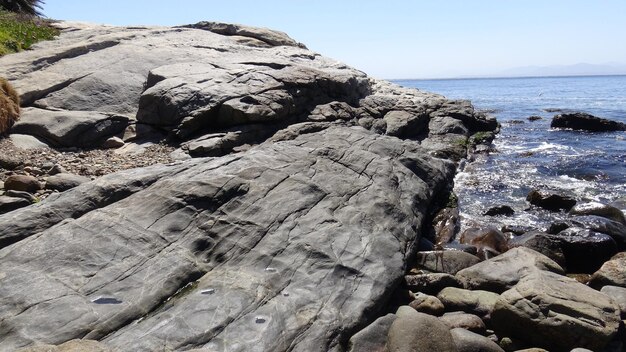 Photo des rochers sur la plage contre un ciel clair