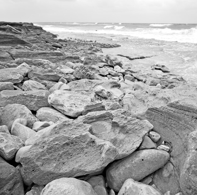 Photo des rochers sur la plage contre le ciel