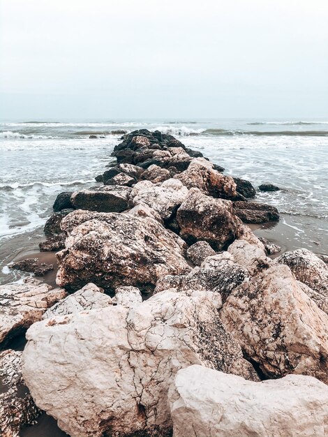 Photo des rochers sur la plage contre le ciel