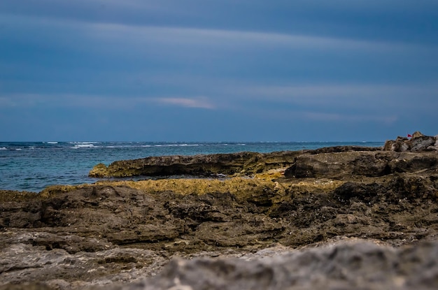 Des rochers sur la plage contre le ciel
