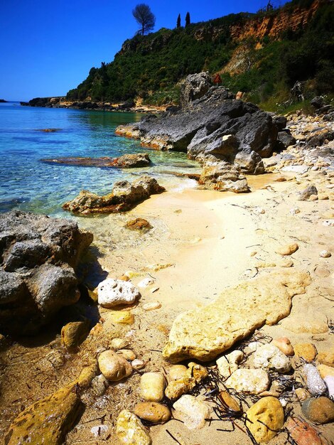 Photo des rochers sur la plage contre le ciel