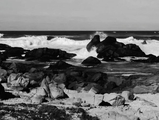 Des rochers sur la plage contre le ciel