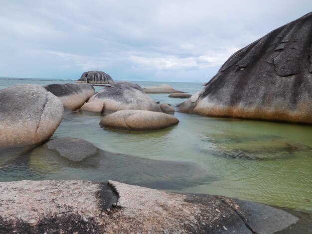 Photo des rochers sur la plage contre le ciel