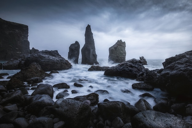 Rochers sur une plage de sable noir en Islande