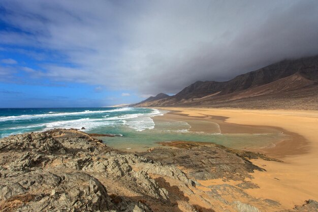 Rochers sur la plage de sable