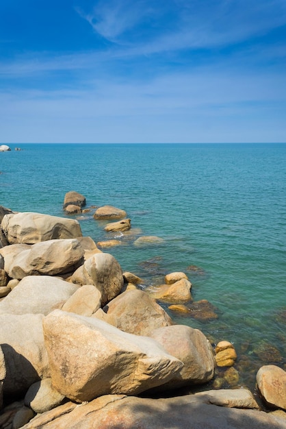 Des rochers sur la plage