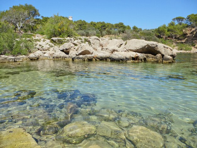 Photo des rochers sur la plage.