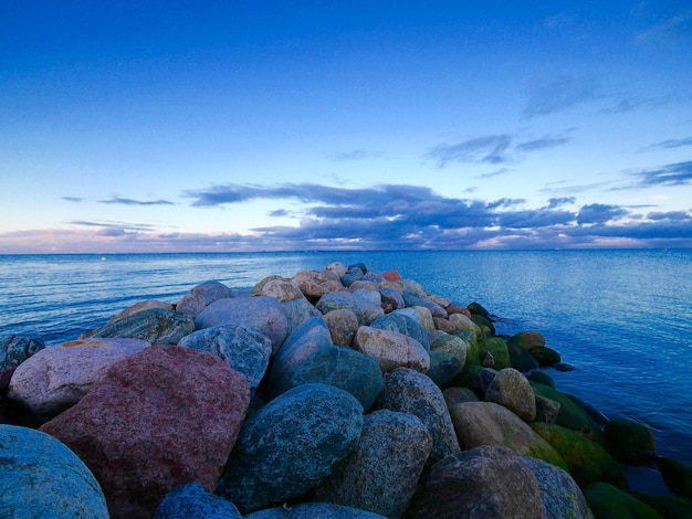 Photo des rochers sur le rivage contre le ciel bleu