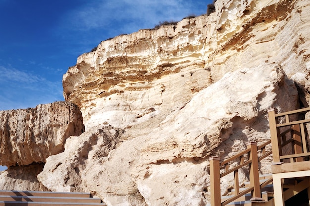 Des rochers sur la rive de la mer Caspienne