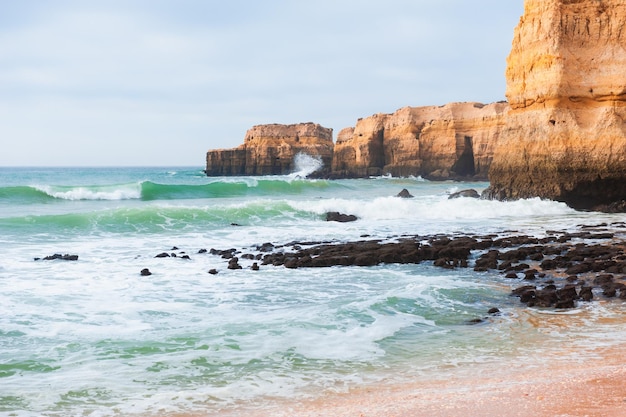 Photo des rochers sur la rive de l'océan atlantique en algarve au portugal