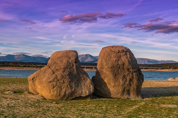 Photo des rochers sur la rive par la mer contre le ciel