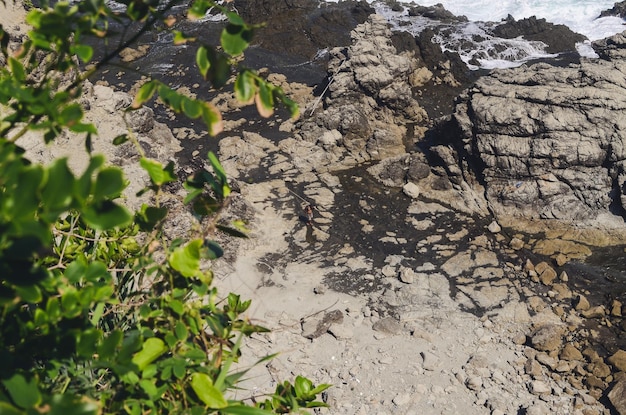 Rochers sur la rive de la plage de Siung Yogyakarta Indonésie