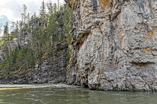 Rochers sur les rives de la rivière Zilim