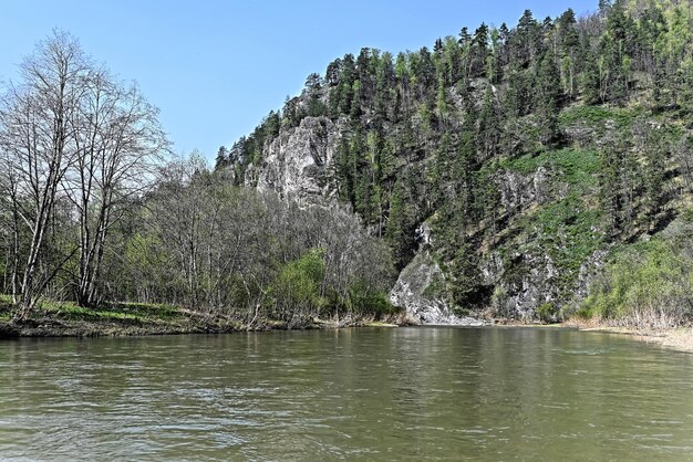 Rochers sur les rives de la rivière Zilim