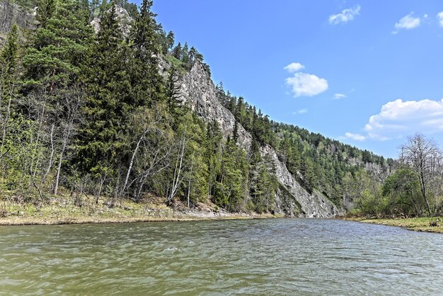 Rochers sur les rives de la rivière Zilim