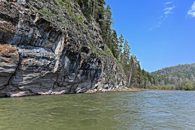 Rochers sur les rives de la rivière Zilim