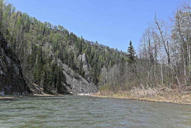 Rochers sur les rives de la rivière Zilim