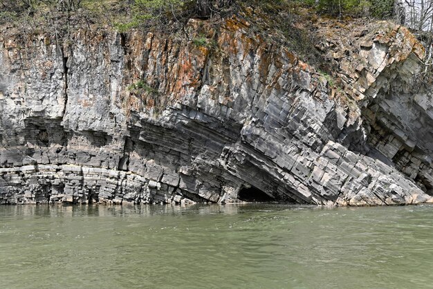 Rochers sur les rives de la rivière Zilim