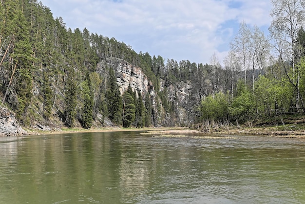 Rochers sur les rives de la rivière Zilim