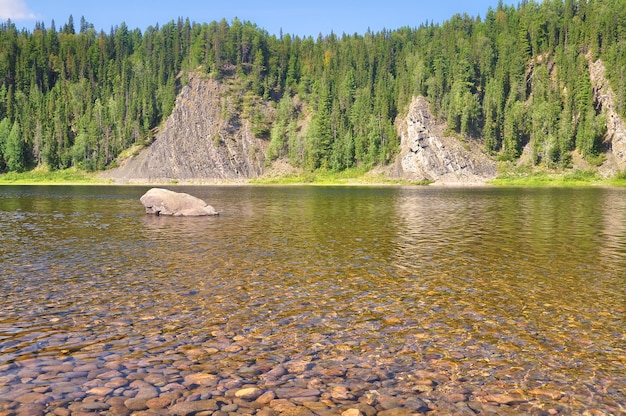 Rochers sur la rivière dans le parc national