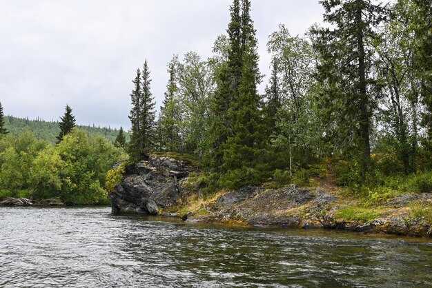 Rochers sur la rivière Lemva