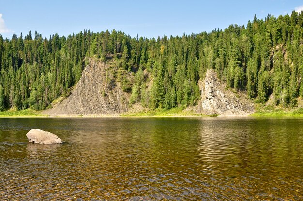 Rochers sur la rivière Schugor dans la République des Komis