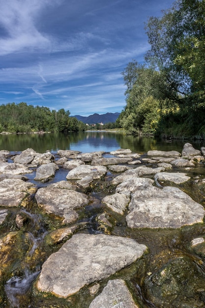 Photo des rochers sur la rivière