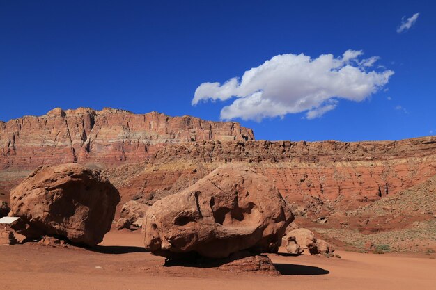 Des rochers sur le sable contre le ciel bleu