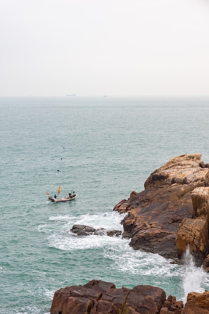 Rochers et vagues au bord de la mer