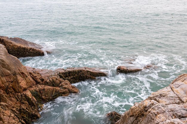 Des rochers et des vagues au bord de la mer