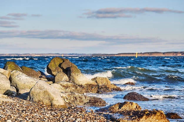 Rochers et vagues sur le littoral