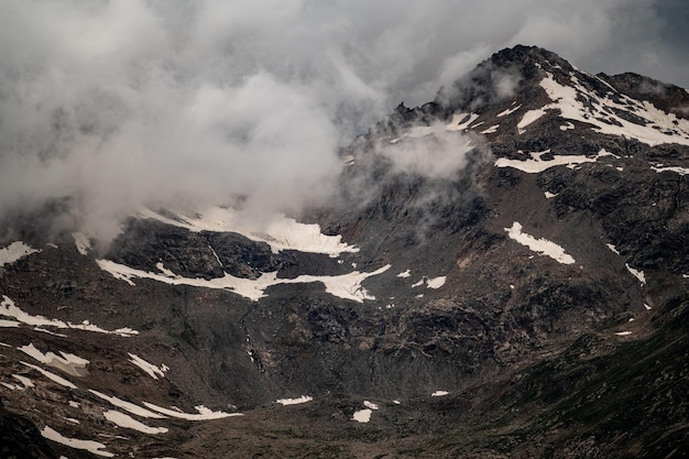 roches atmosphériques sombres montagnes sombres couvertes de nuages et de bouffées de brouillard Sommet de montagne de montagnes enneigées Beau paysage avec de hautes montagnes Scène étonnante avec des montagnes