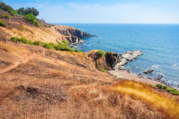 Roches de beauté sur la vue panoramique aérienne de la plage de Sinquerim. Il est situé près du Fort Aguada et de son phare à Goa, en Inde.