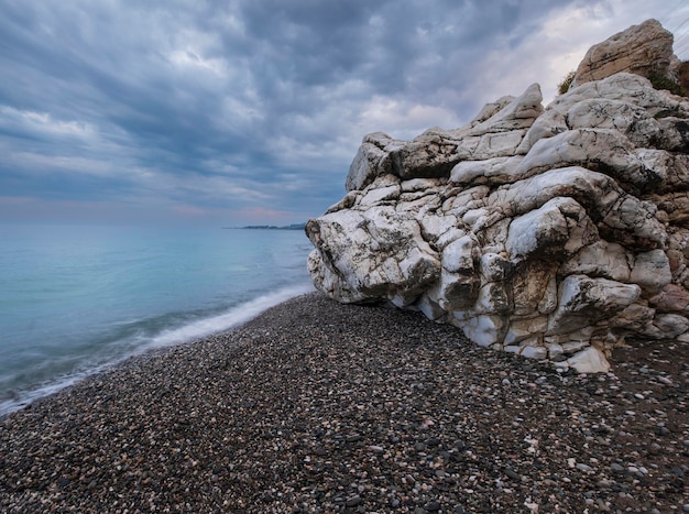 Roches blanches sur la côte de la mer Noire avec de l'eau bleue le soir de l'Abkhazie